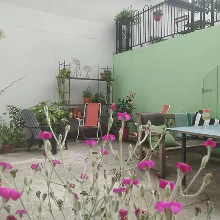 Stylish 2b On Historical St W/ Sunny Patio 아파트