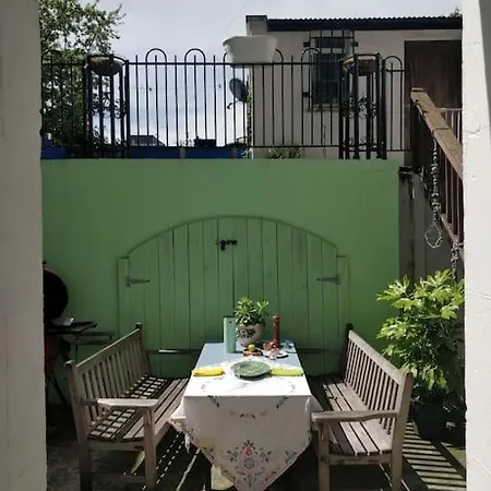 Stylish 2b On Historical St W/ Sunny Patio *