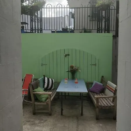 Stylish 2b On Historical St W/ Sunny Patio 아파트