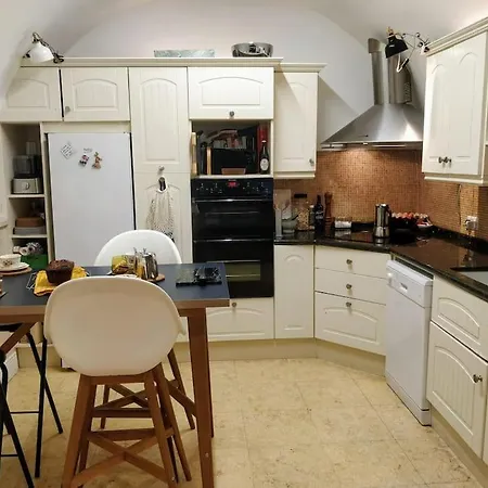 Stylish 2b On Historical St W/ Sunny Patio Apartment